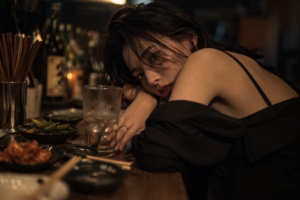 A woman explains how time is really taken: not in the moment, but afterward—on the way home, before sleep, in the silence that keeps replaying. A monologue about disposable time, residue, and the art of staying.