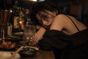 A woman explains how time is really taken: not in the moment, but afterward—on the way home, before sleep, in the silence that keeps replaying. A monologue about disposable time, residue, and the art of staying.