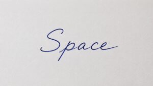 文章は距離や広さを説明するだけではありません。Spaceでは、物と物の関係から読者の中に空間を立ち上げ、歩ける世界を設計する方法を解説します。