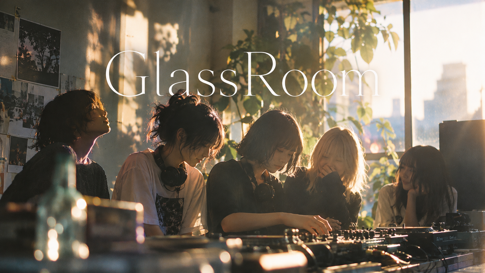 DJブースに5人が並び、好きな音楽を順番にかける。歌やダンスからではなく、一人ひとりの個性から始めるアイドルグループ「GlassRoom」の構想。なぜアイドルなのか、なぜライブが必要なのか。5曲の音楽を手がかりに、文章が現れて消える新しい読書体験とともに考える。